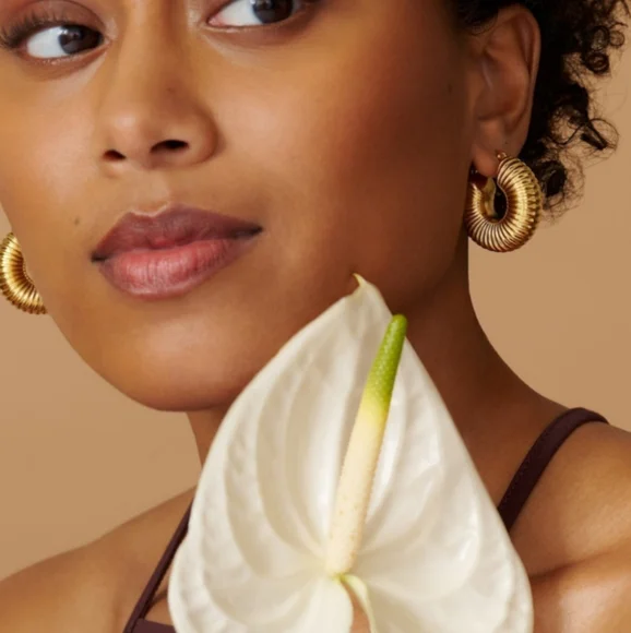 18K TEXTURED CHUNKY RIBBED AMOUR ROBYN TUBES - Picture 2 of 7